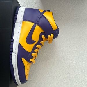 They are size 8 1/2 or it can be a 7y in kids they are lightly used